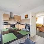 아파트 Comfortable 2-bed With Free Parking