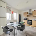 Comfortable 2-bed With Free Parking 리즈