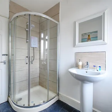 דירה Comfortable 2-bed With Free Parking לידס