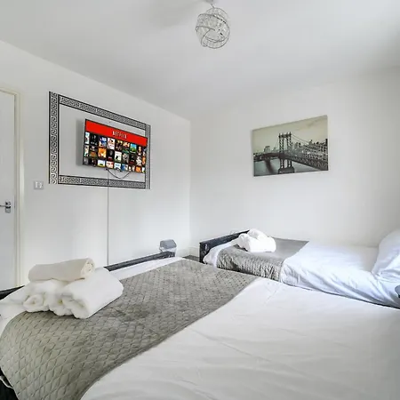 Comfortable 2-bed With Free Parking דירה לידס
