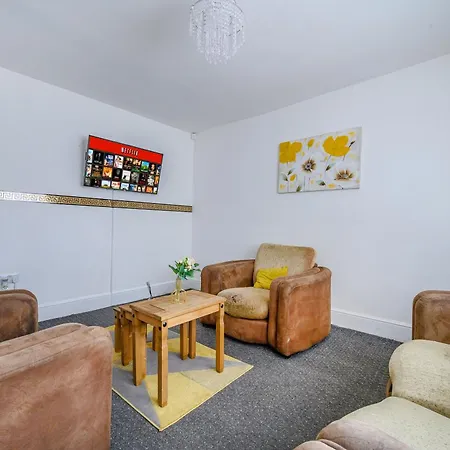 Comfortable 2-bed With Free Parking דירה לידס