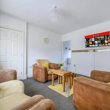 Comfortable 2-bed With Free Parking דירה *